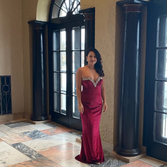 Velvet red gown - Picture 4 of 4